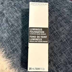 Japonesque Luminous Foundation in Shade 06